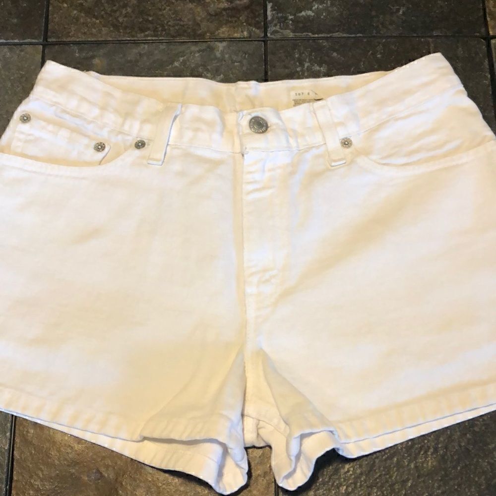 White denim Levi’s women’s size 9 shorts